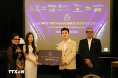 Straw Wood团队凭借秸秆隔热材料项目拿下冠军。图自越通社
