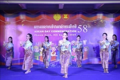 东盟成立58周年庆典文艺表演节目。图自越通社