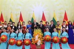越南国家主席梁强夫妇设宴,欢迎立陶宛总统吉塔纳斯·瑙塞达夫妇来访。图自越通社
