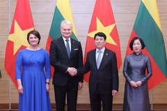 越南国家主席梁强夫妇与立陶宛总统吉塔纳斯·瑙塞达夫妇合影。图自越通社