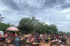 奥多棉吉省边境地区居民撤离至安全地点。图自越通社