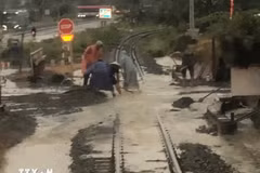 受中部地区洪涝灾害影响，铁路部门已被迫暂停大量车次。图自越通社