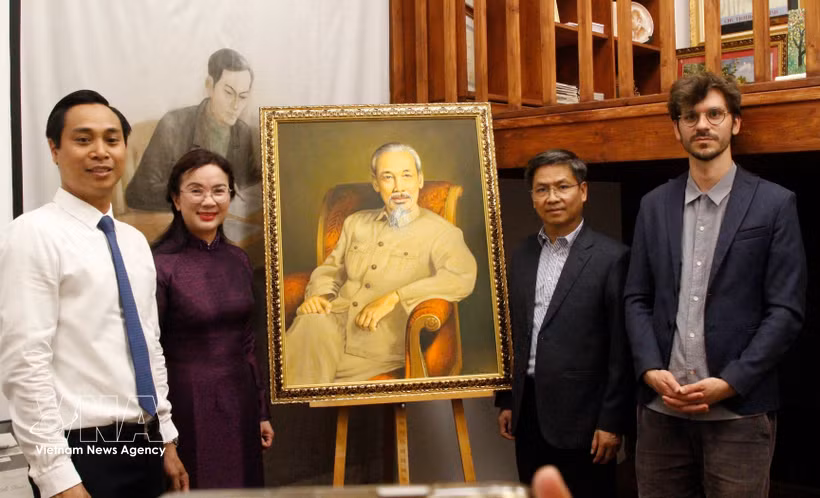 越南代表团与蒙罗公园历史博物馆馆长在馆内胡志明空间合影。图自越通社