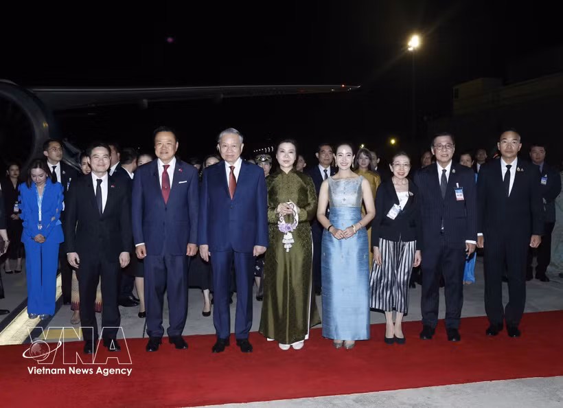 泰国总理阿努廷·参威拉军与夫人以及多位泰国王室政府官员前往廊曼国际机场，为越共中央总书记、国家主席苏林及夫人送行。图自越通社