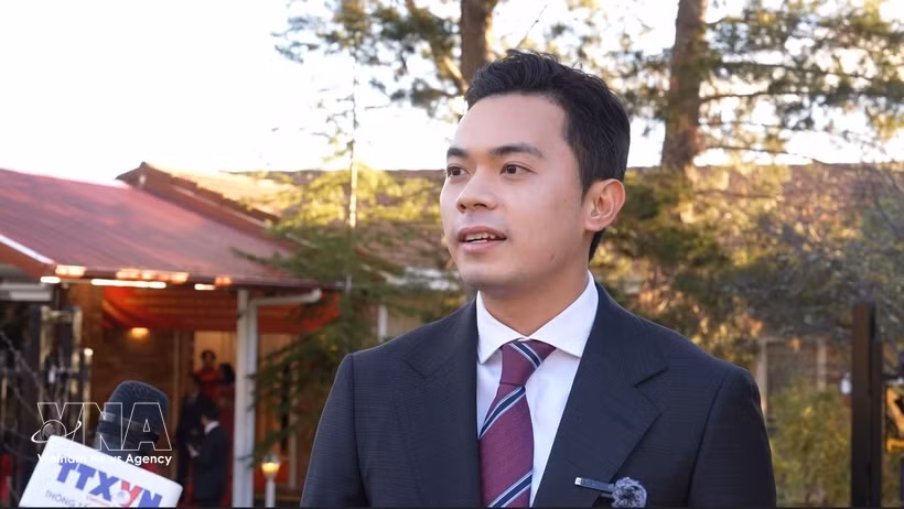旅澳越南学生会主席黄晋达接受越通社记者采访。图自越通社