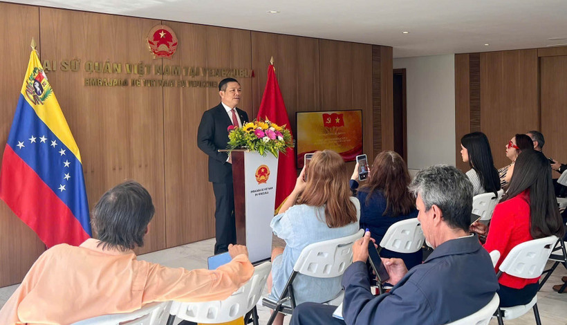 此次活动吸引了委内瑞拉主要新闻机构的众多编辑员和记者参与。图自越通社