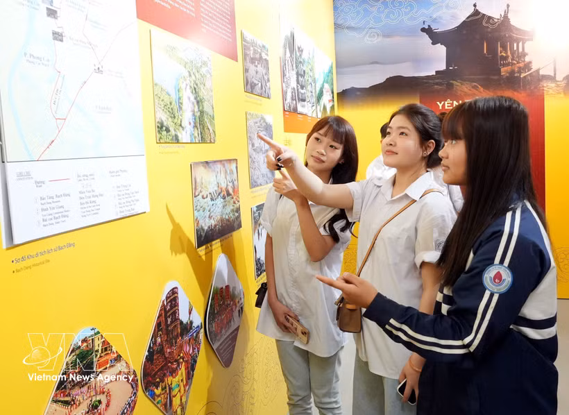 学生们参观“介绍世界文化遗产安子—永严—昆山劫泊遗迹名胜群"专题展。图自越通社