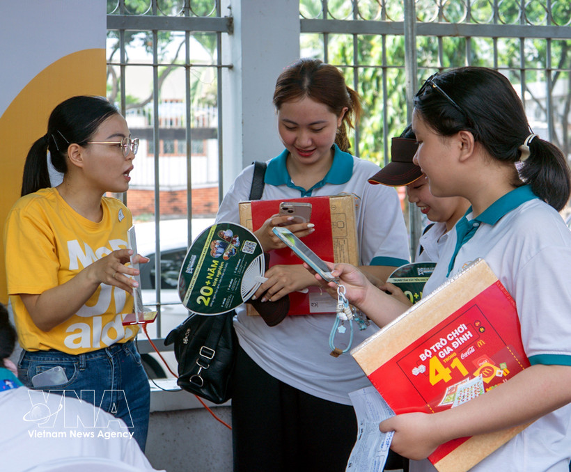 劳动者在由胡志明市青年就业服务中心（YES Center）举办的“2025年劳动者接力”活动中求职。图自越通社