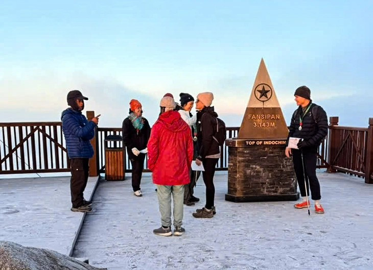 12月25日圣诞节清晨，首批登上老街省番西邦峰的游客，在目睹这一罕见奇特的自然景象时，激动之情难以言表。图自越通社