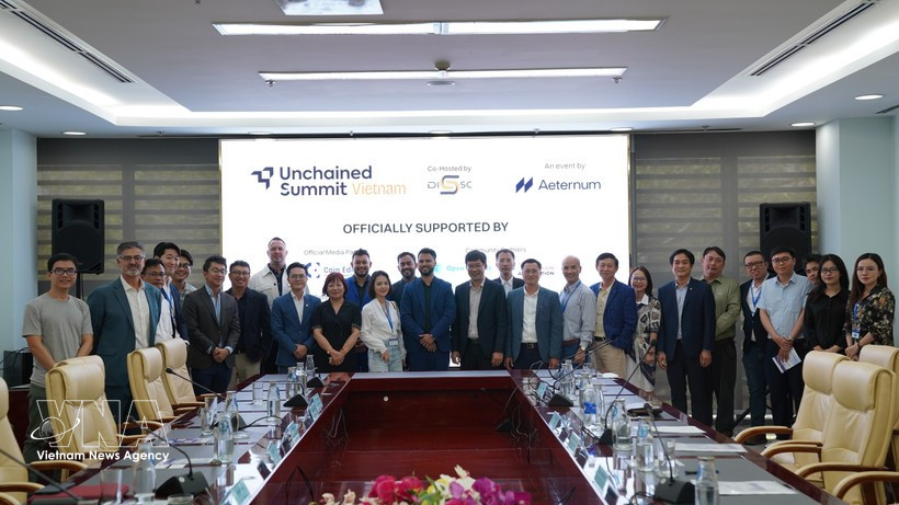 与会代表在工作会谈上合影。图自越通社