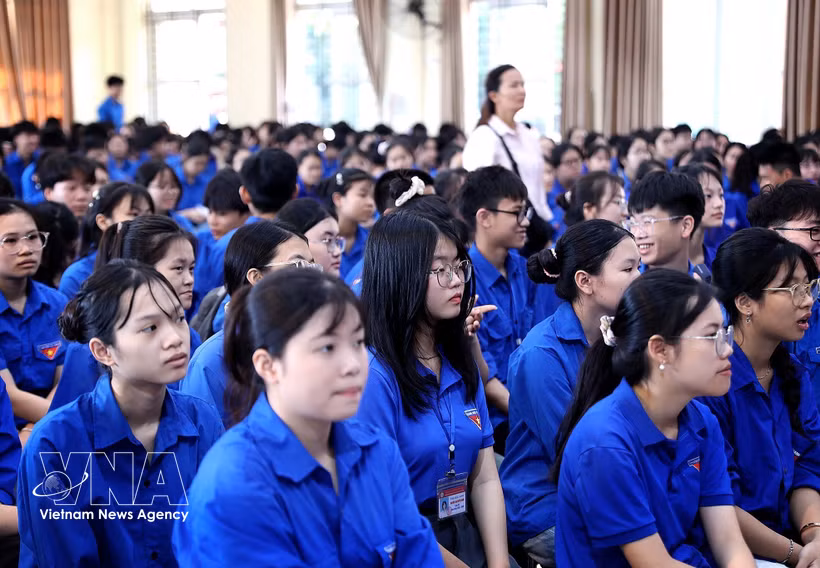 和平寄宿制高中学校的学生们参加心理健康筛查会议。图自越通社