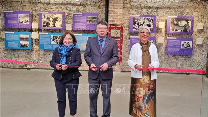 “长发军”图片展开展仪式。图自越通社