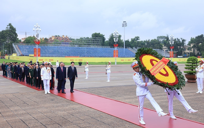 越南党和国家领导人代表团瞻仰胡志明主席陵。图自越通社
