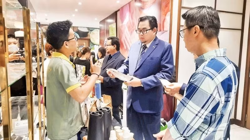 外商直接投资商参观在胡志明市投资贸易促进中心举行的食品展。nhandan.vn