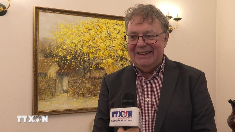 德国共产党（DKP）主席帕特里克·科贝尔接受越通社记者采访。图自越通社