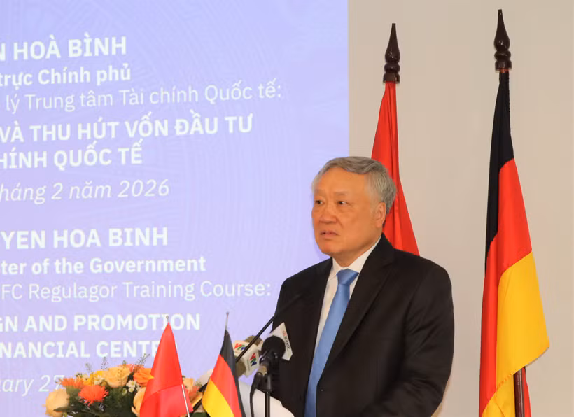 越南政府常务副总理、越南国际金融中心执行委员会主席阮和平出席由越德大学举办的国际金融中心管理者培训班（IFCR03）开班典礼并致贺词。图自越通社