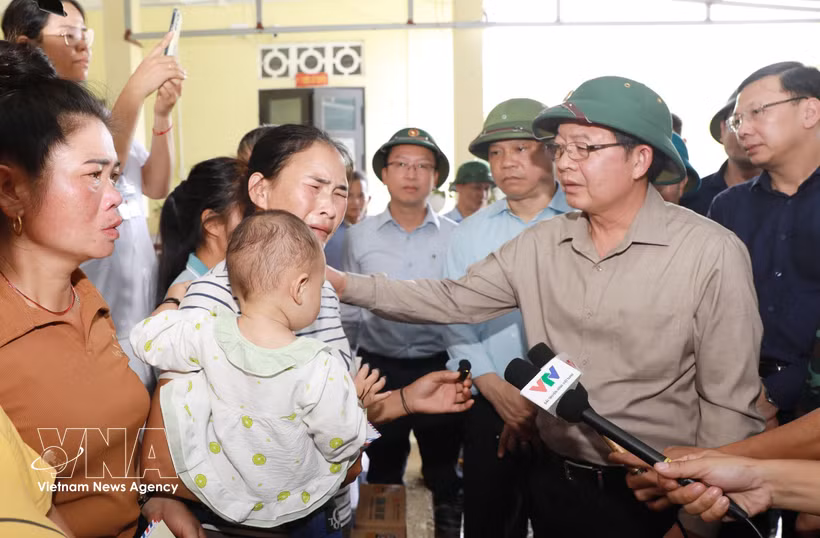 胡国勇副总理向有亲人遇难和失踪的家庭表示深切哀悼，并鼓励大家早日克服困难。图自越通社