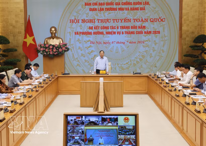 政府常务副总理，国家反走私、贸易欺诈和假冒伪劣商品指导委员会主任范家足在会议上发表讲话。图自越通社