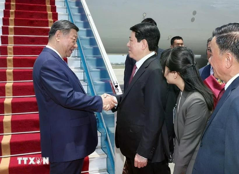 越南国家主席梁强来到内排国际机场迎接习近平一行。图自越通社 