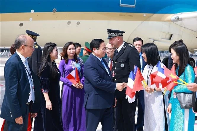 越南驻法国大使丁全胜及使馆干部、职员热烈欢迎范明政总理。图自越通社