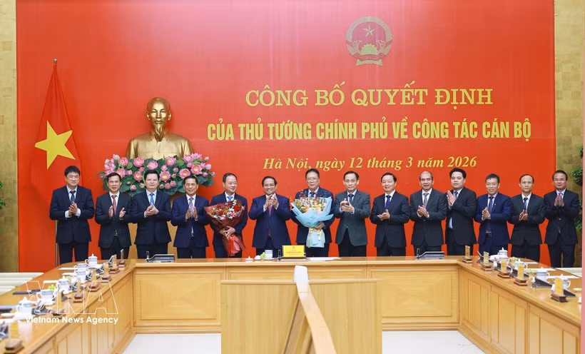 越南政府总理范明政在政府驻地主持仪式，公布并颁发政府总理关于任命越共中央委员、越南科学技术翰林院常务副院长陈红泰为越南科技翰林院院长的决定。图自越通社