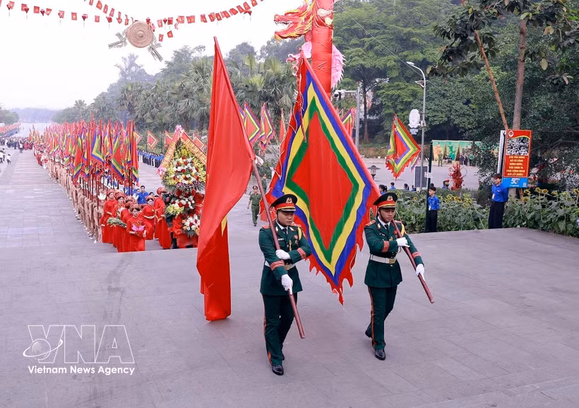 仪仗队前往位于富寿省义岭山的雄王祭祖圣地。图自越通社