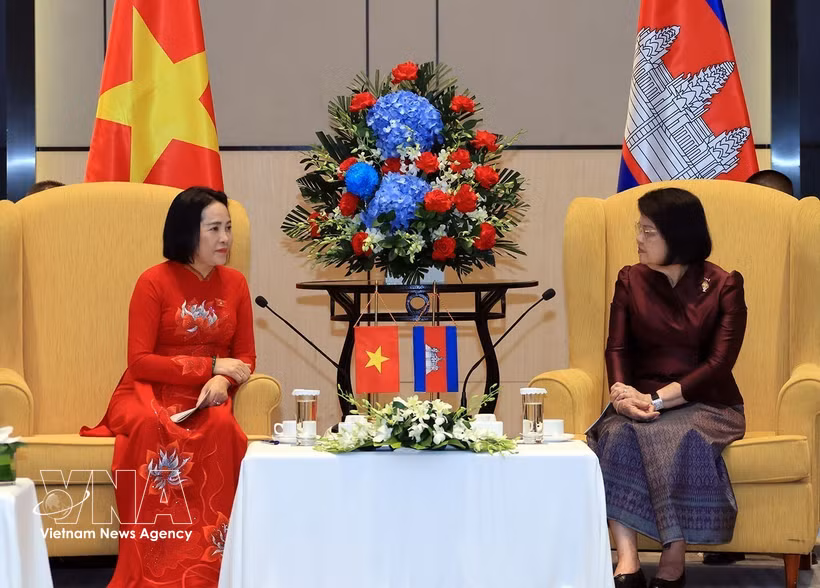 正在对越南进行正式访问的柬埔寨国会主席昆索达莉在河内会见越共中央委员、越南国会副主席、越柬友好议员小组主席、越柬友好协会主席阮氏清。图自越通社