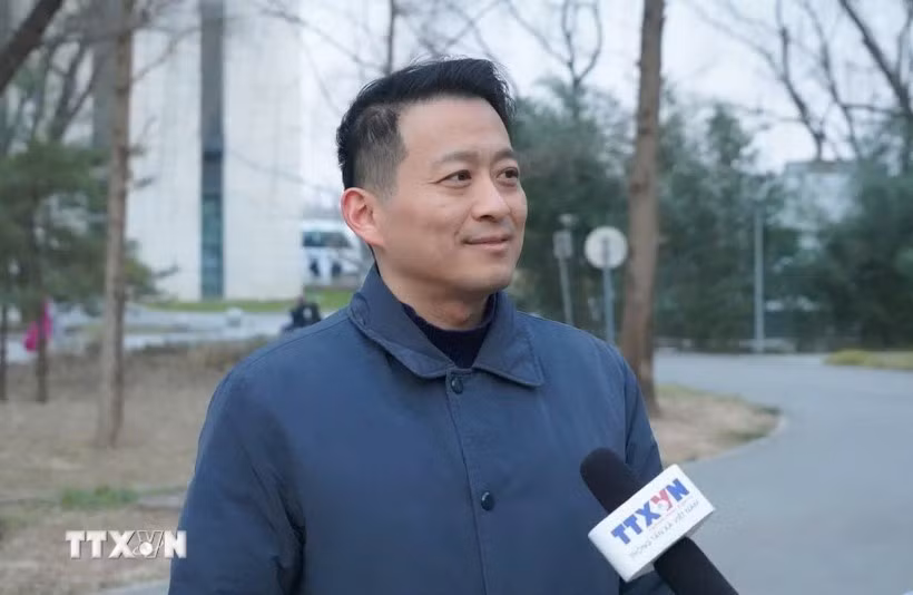 中央民族大学教授、中国环球电视网（CGTN）评论员曲强接受越通社记者采访。图自越通社