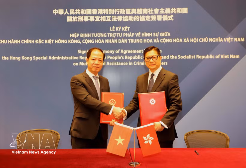 越南最高人民检察院副检察长陈海军与香港特别行政区保安局局长邓炳强代表双方签署协定。图自越通社