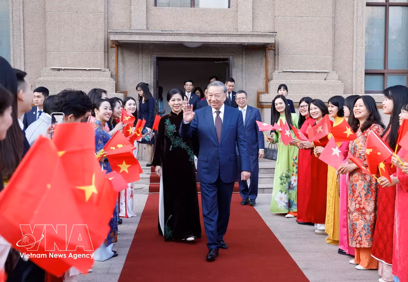 越共中央总书记、国家主席苏林访华期间造访越南驻华大使馆。图自越通社