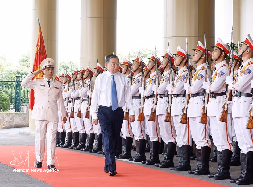 越共中央总书记、国家主席苏林在河内走访公安部业务技术中心。图自越通社