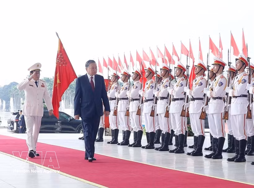 越共中央总书记、国家主席苏林检阅人民公安仪仗队。图自越通社