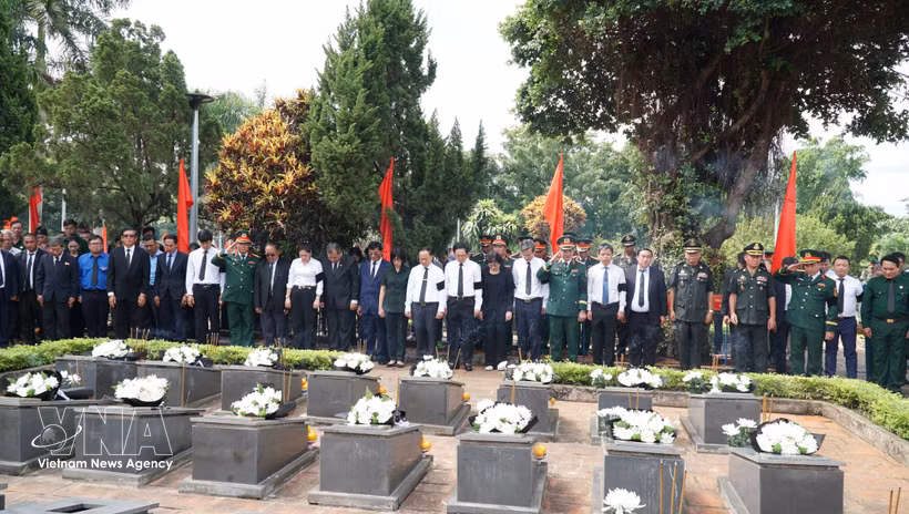 嘉莱省在德基烈士陵园为在柬埔寨战场上牺牲的18具越南志愿军和专家烈士遗骸举行追悼会和安葬仪式。图自越通社