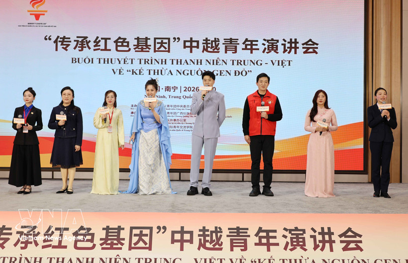 越中两国青年在演讲会上同台演唱。图自越通社