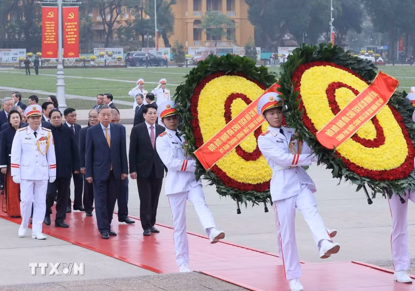 越南党和国家领导人春节前入陵瞻仰胡志明主席遗容。图自越通社