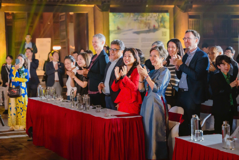 波兰驻越南大使乔安娜·斯科切克身穿越南奥黛参与一场文化活动。图自Vietnam+