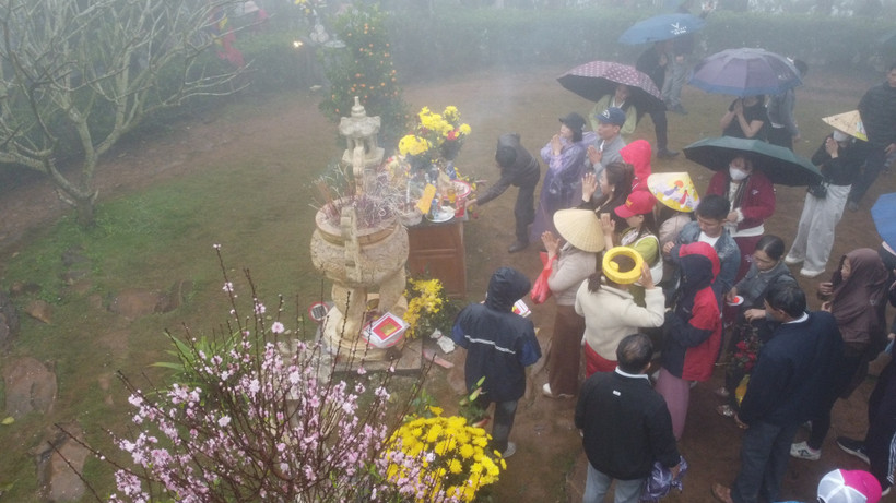 四面八方游客涌入努庙—仙庵景区。图自越通社