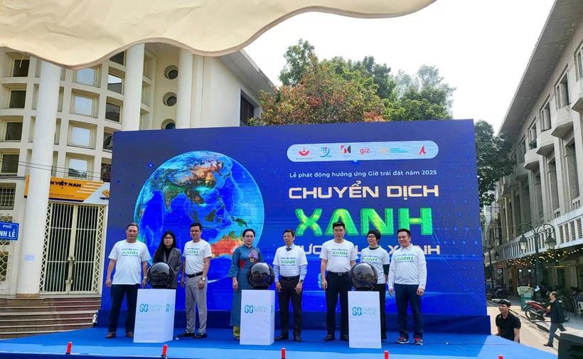2025年地球小时活动于3月22日在河内还剑湖畔步行街区举行。图自Vietnam+