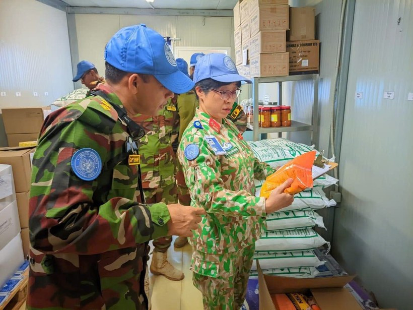 武氏金莺中校在孟加拉国步兵营检查干粮仓库。图自Vietnam+