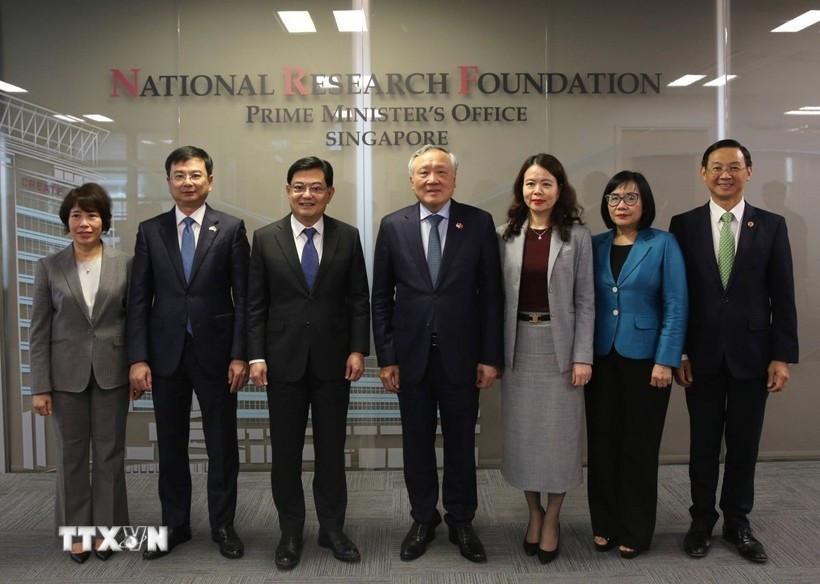 越南政府常务副总理阮和平一行与新加坡前副总理、前财政部长、前金融管理局局长王瑞杰合影。图自越通社