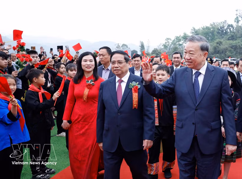 越共中央总书记苏林、政府总理范明政等党和国家领导人出席谅山省边境乡九年一贯制寄宿学校动工仪式。图自越通社