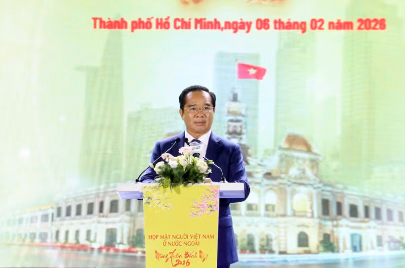 胡志明市市委副书记、人民委员会主席阮文得发表讲话。图自越通社
