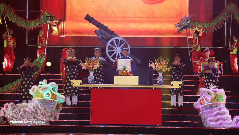 开幕节目的亮点是“神功炮”开火仪式。图自越通社