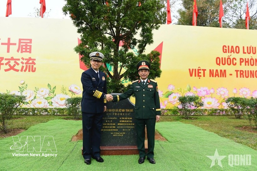 潘文江部长和董军部长共同在芒街国际口岸种植了友谊树，体现了携手维护和发扬越中团结友好传统的精冲。图自越通社