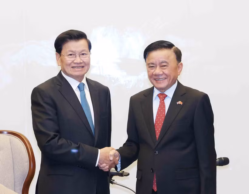 越共中央书记处常务书记陈锦秀为老挝人民革命党中央总书记、国家主席通伦及夫人举行欢送仪式。图自越通社