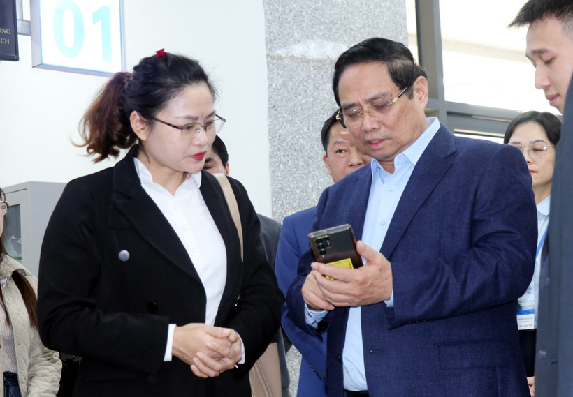 范明政总理实地考察广宁省公共行政服务中心。图自越通社