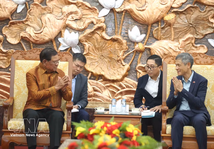 越南驻柬埔寨大使阮明羽与柬埔寨人民党副主席韶肯亲王会面。图自越通社
