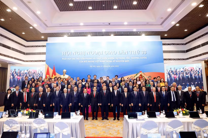 越共中央总书记、国家主席苏林同与会代表合影留念