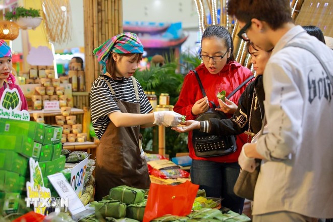 “一乡一品”展位吸引消费者驻足购物。图自越通社