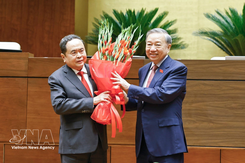 越共中央总书记苏林向第十六届国会主席陈青敏赠送鲜花表示祝贺。图自越通社